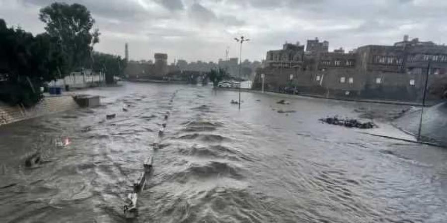 الأرصاد يحذر من أمطار غزيرة مصحوبة بالرعد ورياح شديدة في هذه المناطق اليمنية