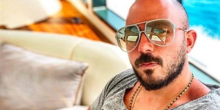 برفقة زوجته.. محمود العسيلي يتصدر التريند بعد طرح أغنية «إيش»