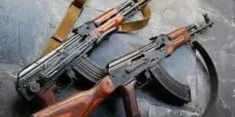 طفل يقتل أمه أثناء عبثه بالسلاح