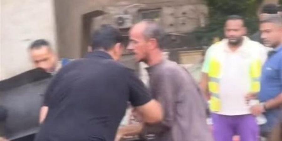 بعد نشر القاهرة 24| رئيس حي الدقي يرغم بائع البطاطا على توقيع مذكرة مقابل إعادة عربته.. ويجبر مراقب الإشغالات على الاعتذار