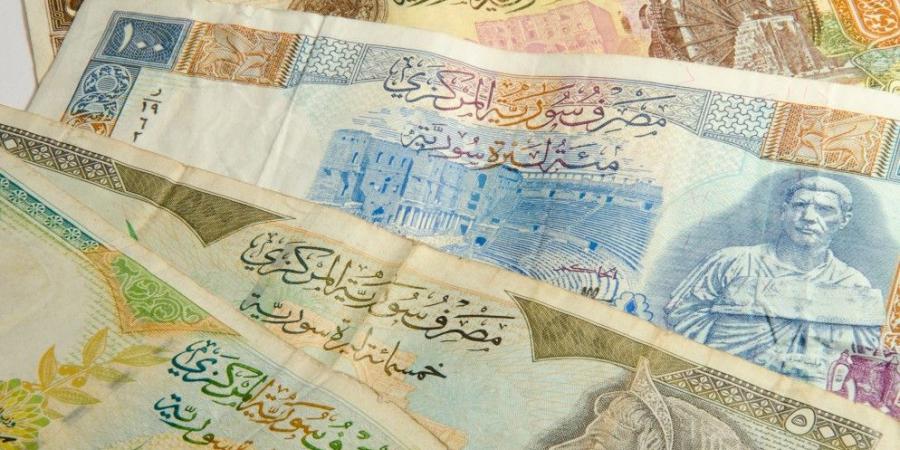 رويترز: سوريا تعتزم إعادة تقييم عملتها وحذف صفرين سعيا لتحقيق الاستقرار