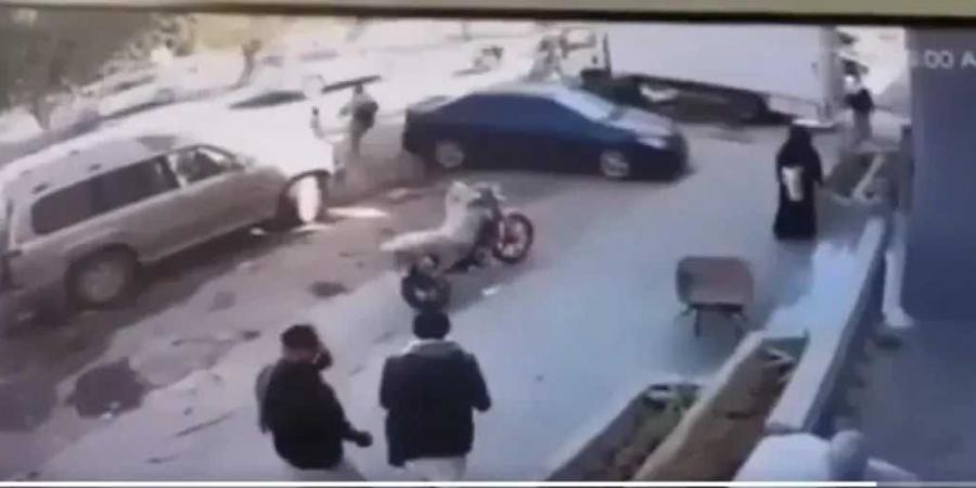 كاد يفقد طفله أمام عينيه.. شاهد بالفيديو ماذا فعل أب يمني في اللحظة الحاسمة؟