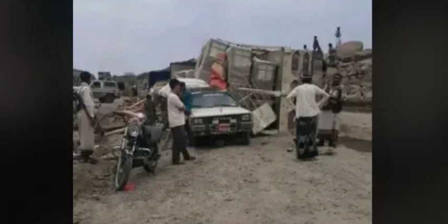 حادث خطير في نقيل المناقل.. شاحنتان محمّلتان بالبلاط تتحطمان فوق ”هايلوكس” متوقفة