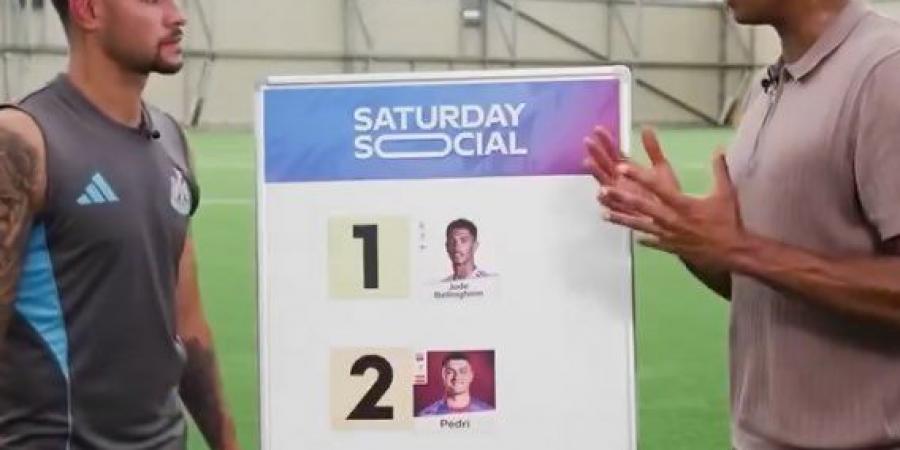 لاعب نيوكاسل يفضل بيلينغهام على نجم برشلونة