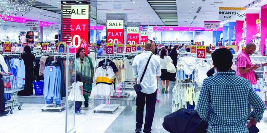 منافذ بيع تتنافس في عروض «الاسترداد النقدي» وسحوبات المنح الدراسية