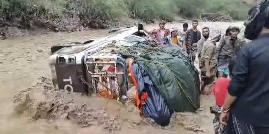 السيول تجرف سيارة قات في طريقها إلى عدن ووفاة شخص وإنقاذ آخرين