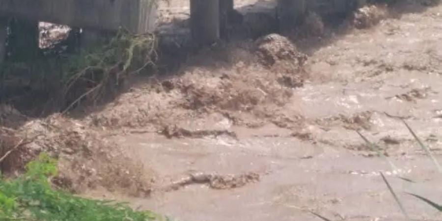 انهيار أحد أعمدة جسر العند بسبب السيول الجارفة وتحذيرات مهمة للمسافرين (صور)