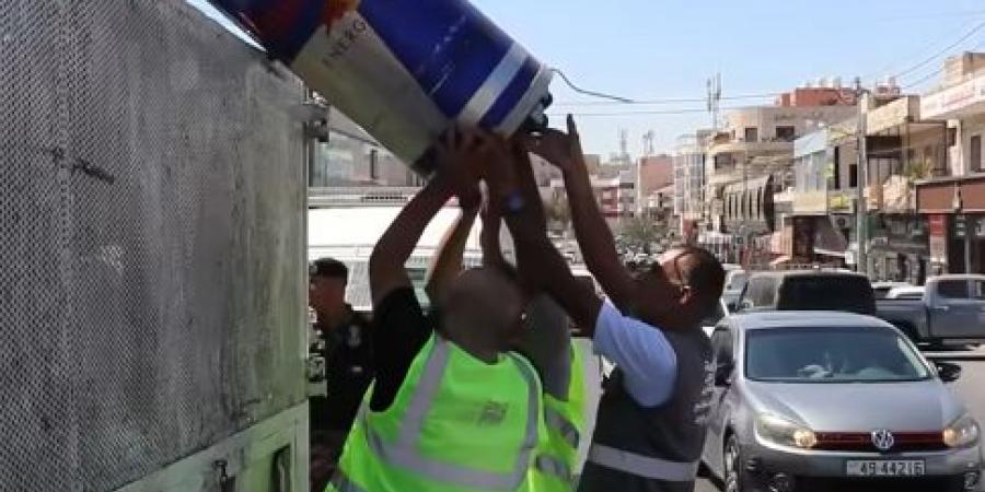 بعد نشر “سرايا” .. أمانة عمّان تستمر بإزالة الحواجز والعوائق عن الأرصفة والطرق - فيديو