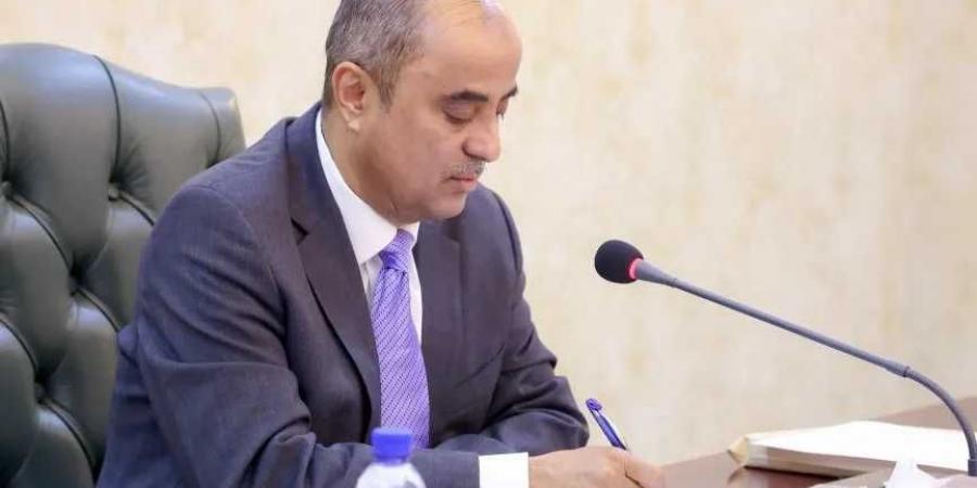 عاجل | رئيس الوزراء سالم بن بريك يعود إلى عدن وهذا أول ما سيفعله