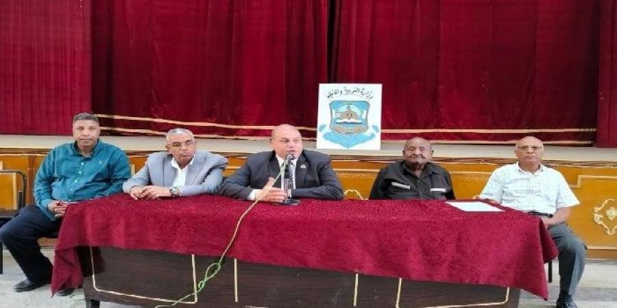 مدير تعليم قنا يُوجه بصرف مستحقات العاملين بالحصة وتوزيع الكتب قبل بدء العام الدراسي