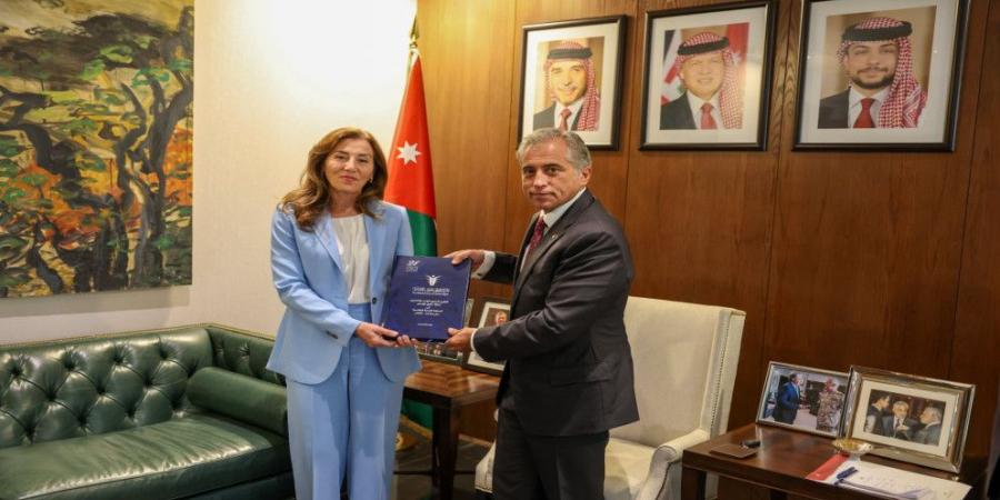 رئيس الوزراء يتسلم التقرير السنوي الحادي والعشرين لحالة حقوق الإنسان