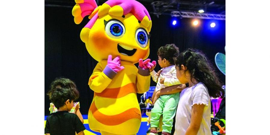 رفيقة «مدهش» توزع السعادة