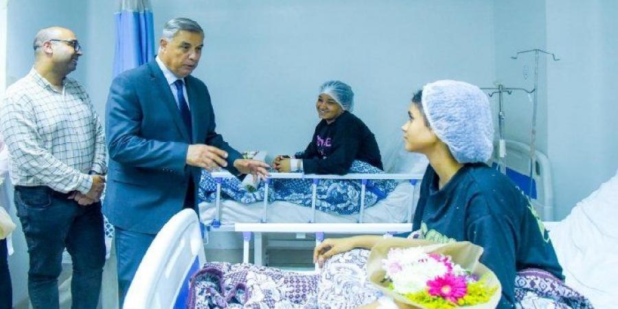 محافظ الإسكندرية يطمئن على مصابي حادث «أبو تلات» ويؤكد: سلامة المواطنين أولوية قصوى