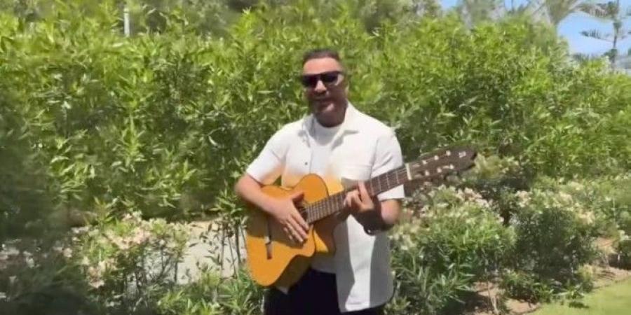 تامر حسني يدعم علي رؤوف صاحب تريند "بشحت بالجيتار": كنت زيك ولفيت العالم