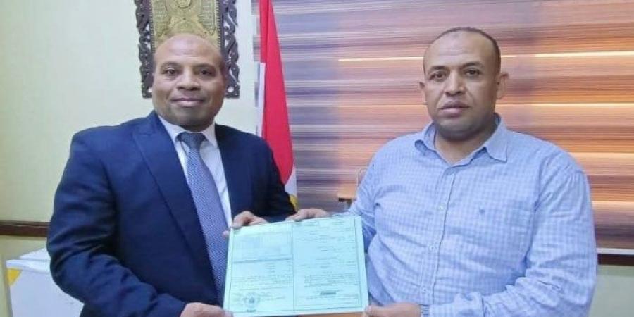 تسليم أول رخصة بناء بمدينة الأمل في نجع حمادي