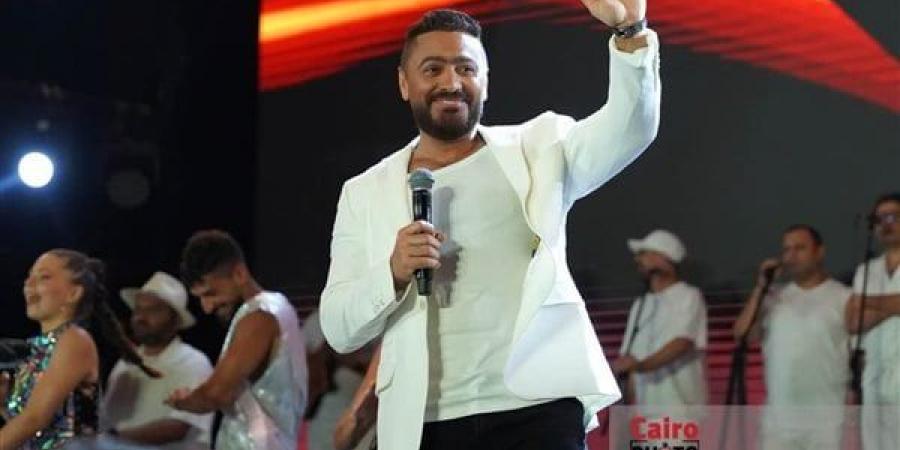 كعادته.. تامر حسني يشعل أجواء حفله بمهرجان مراسي “ليالي مراسي”
