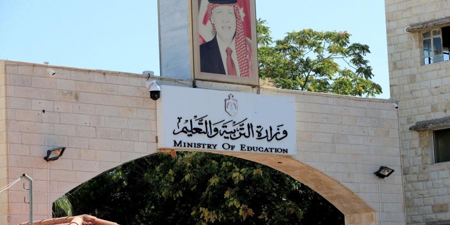 معلمون يطالبون باستحداث وظيفة “أمين لوازم” في المدارس الأساسية