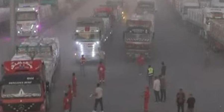 اصطفاف شاحنات القافلة الحادية والعشرون تمهيدًا لدخولها من مصر إلى قطاع غزة عبر معبر كرم أبو سالم