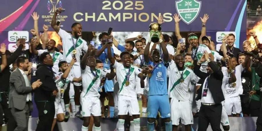 الأهلي يتوج بكأس السوبر السعودي بعد ملحمة مثيرة أمام النصر.. شاهد ردة فعل رونالدو