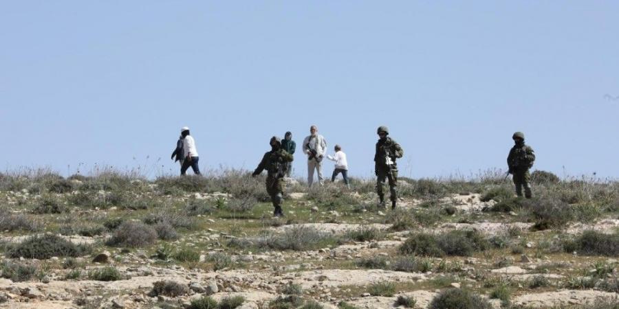 مستوطنون يهاجمون تجمعا بدويا قرب بلدة جبع شرق القدس المحتلة