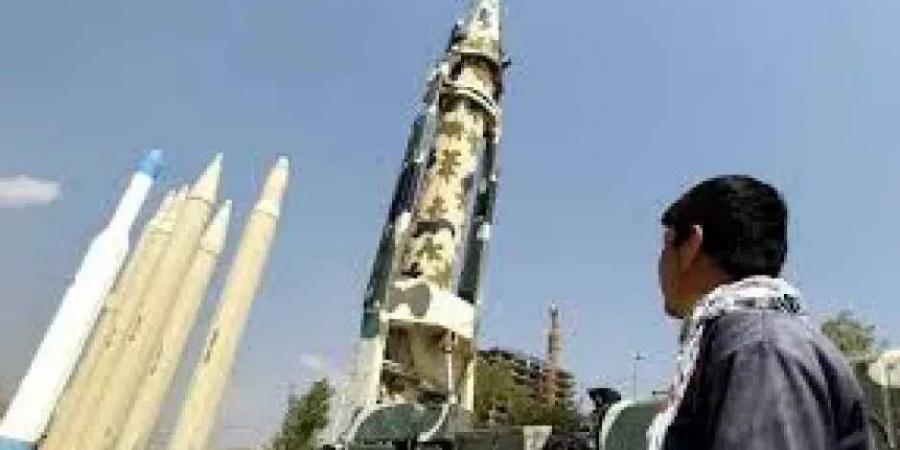”هل تصنع إيران صواريخها في صنعاء؟ اعتراف صادم يهزّ المشهد العسكري في اليمن!”