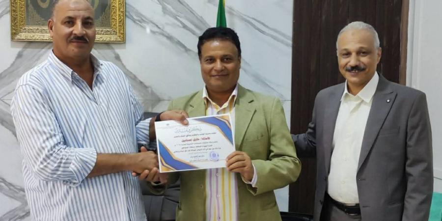 تكريم أعضاءاللجنة الثلاثيةوأعضاء غرفة العمليات المركزية للثانوية