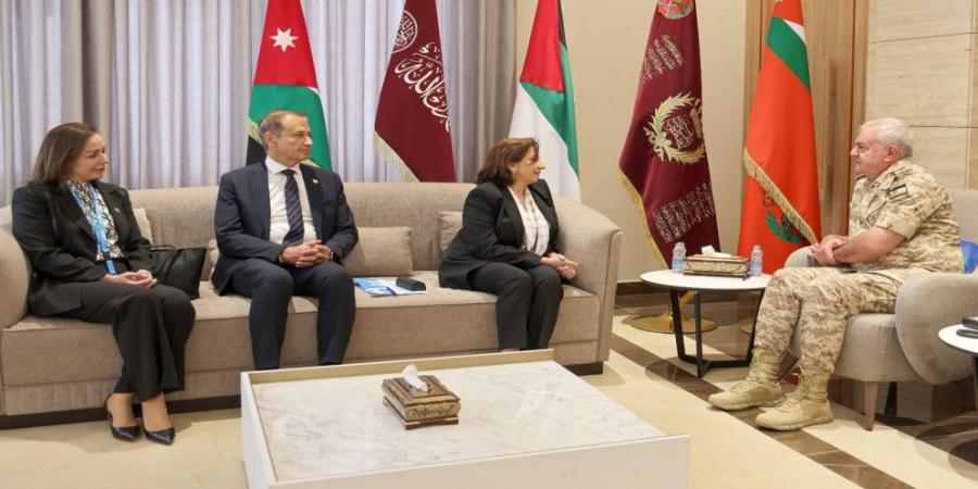 رئيس هيئة الأركان يلتقي المديرة التنفيذية لهيئة الأمم المتحدة للمرأة