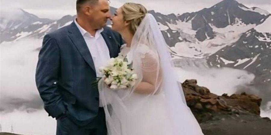 حفل زفاف روسي على أعلى قمة في أوروبا يشعل السوشيال ميديا