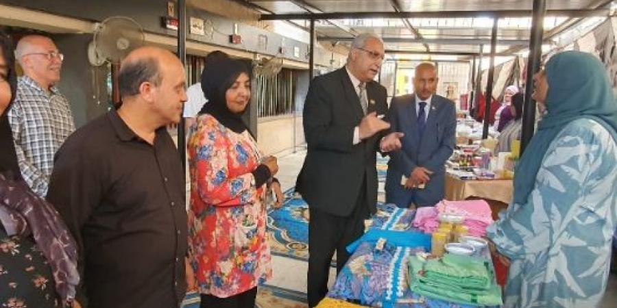 مدير تعليم القليوبية يتفقد الاستعدادات لمعرض "المدرسة المنتجة"