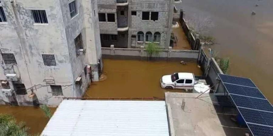 عدن – نداء استغاثة يُطلق من تحت الأمطار: أسرة تُحاصرها السيول وسط تجاهل رسمي