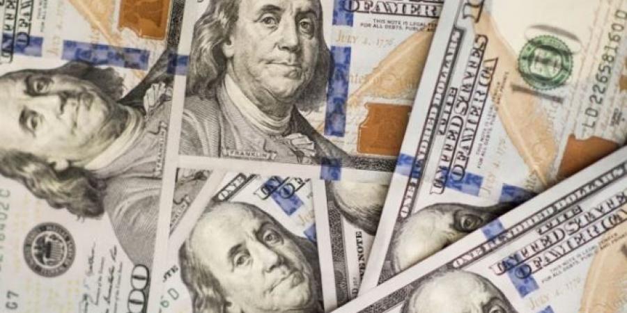 الدولار يتراجع بعد إقالة ترامب عضو الاحتياطي الفيدرالي ليزا كوك