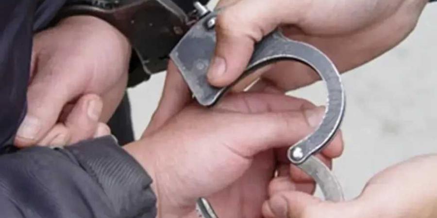 يستغل حصوله على نسخة من مفتاح ويقوم بسرقة مبالغ مالية وسلاح وذخيرة