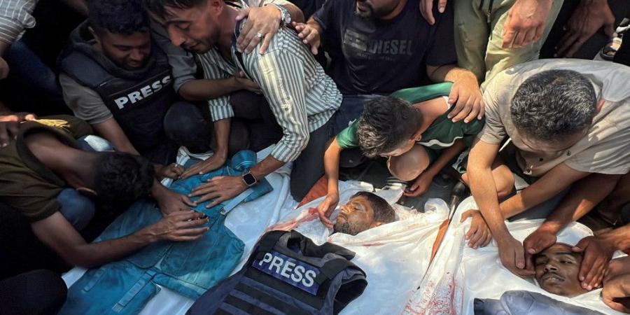 جيش الاحتلال يقول إنه استهدف كاميرا لحماس في ضربتين استشهد على إثرهما 5 صحافيين في غزة