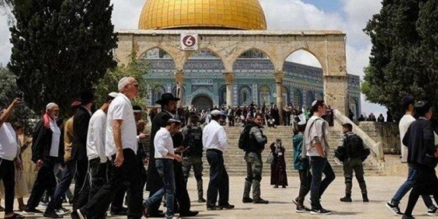 عشرات المستوطنين يقتحمون باحات المسجد الأقصى تحت حماية شرطة الاحتلال الإسرائيلي