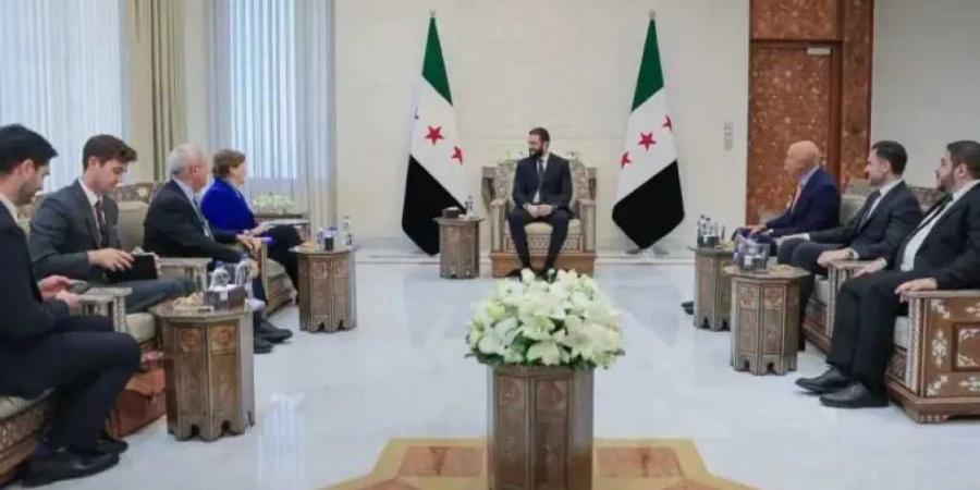 الرئيس السوري أحمد الشرع يستقبل وفداً أميركياً رفيعاً.. خطوات نحو رفع العقوبات وإلغاء ”قيصر”