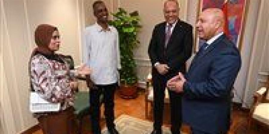 كامل الوزير يكرم «بطل المزلقان» و يقول لأبنته :والدك قدوة في التفاني والإخلاص