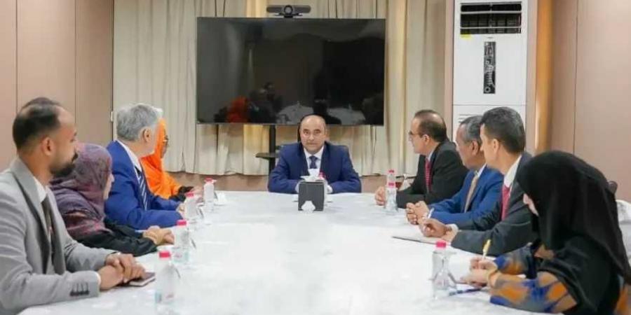 رئيس الوزراء يؤكد حرص الحكومة على توظيف المساعدات الدولية بشكل فعّال لمواجهة تراجع التمويل