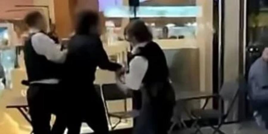 فضيحة أمام السفارة المصرية.. بريطانيا تنحاز للإخوان الإرهابية وتعتقل «ميدو» لدفاعه عن بلاده