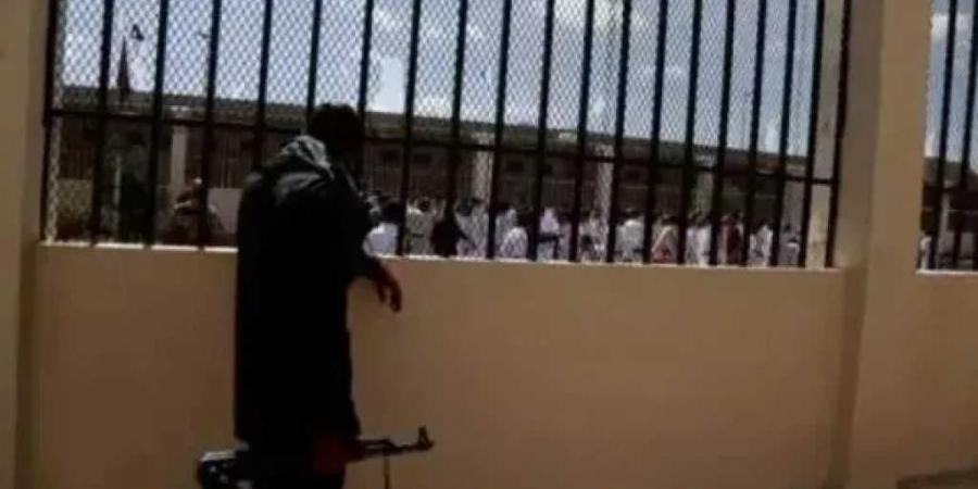 والدة مختطف تهدد بإحراق نفسها أمام قبر والد زعيم المليشيات الحوثية (فيديو)