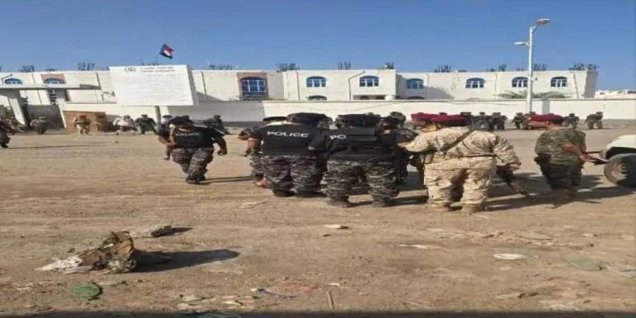 ”انقلاب داخلي في عدن.. مواجهات نارية داخل مبنى الجوازات وقوات العاصفة تتدخل لفرض السيطرة!”