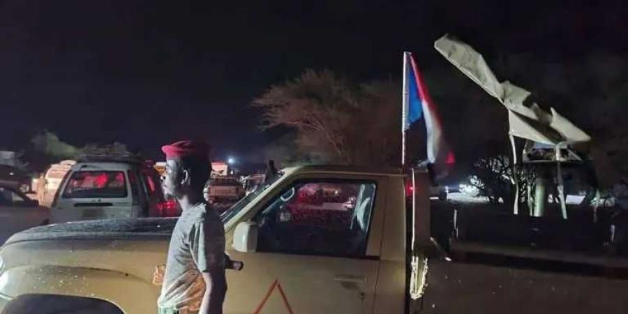 ”السيول تُغلق طريق العند.. واللواء الثاني ينقذ المواطنين في مشهد بطولي!”