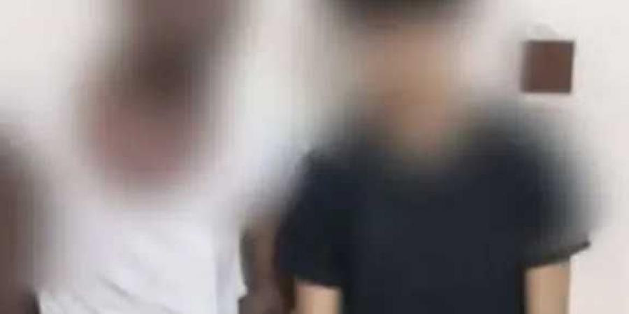 ”مداهمة مفاجئة في قلب الغيضة.. ضبط متهمَين بحوزتهما حشيش ومبالغ نقدية بأحد الفنادق!”