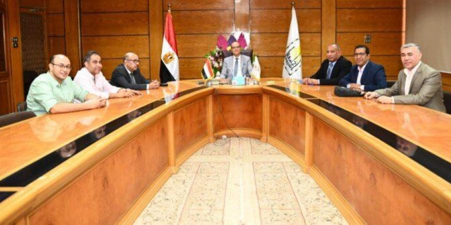 رئيس جامعة أسيوط يبحث سبل التعاون مع مديرية الصحة